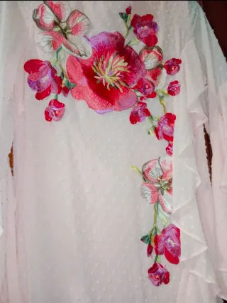 Vestido plumeti con bordado floral.