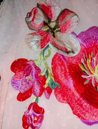 Vestido plumeti con bordado floral.