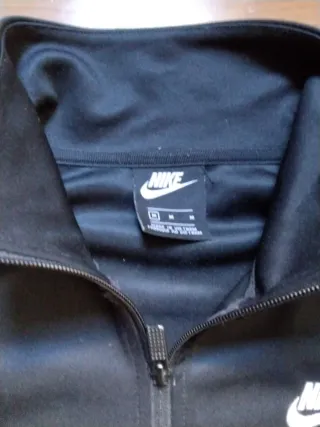 Sudadera Nike negra vintage.