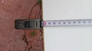 Mesa para niños con altura regulable.