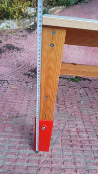 Mesa para niños con altura regulable.