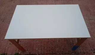 Mesa para niños con altura regulable.