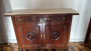 Aparador de madera con mármol