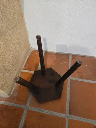 Taburete de madera con relieve