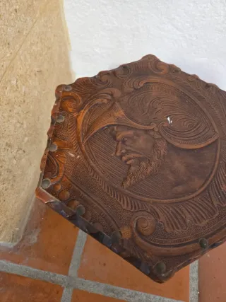 Taburete de madera con relieve