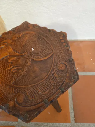 Taburete de madera con relieve