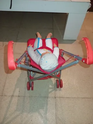 Muñeca con carrito de paseo