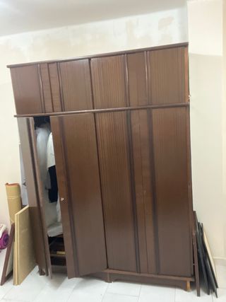 Armario de madera marrón
