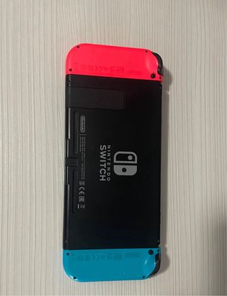 Nintendo Switch azul y rojo
