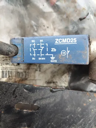 Interruptor ZCY15 8B1105. Finales de carrera elect