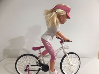 Nancy articulada con bicicleta rosa