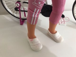 Nancy articulada con bicicleta rosa