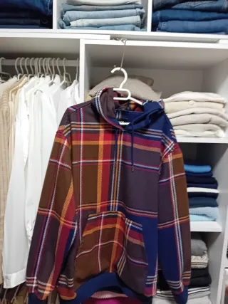 Sudadera y regalo 2 prendas