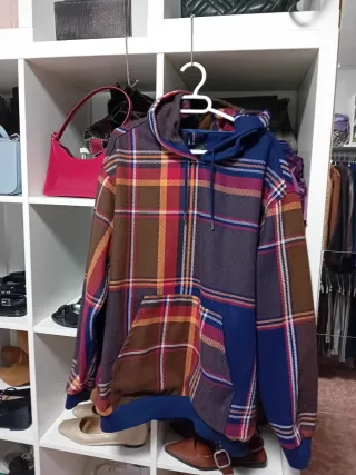 Sudadera y regalo 2 prendas