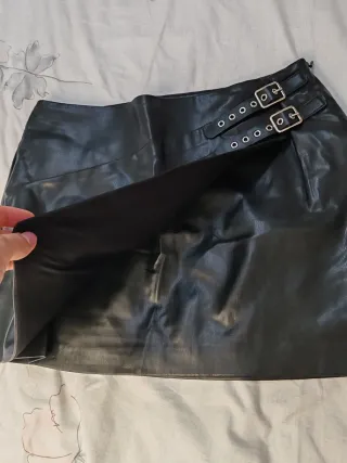 Falda Zara efecto piel con cinturón