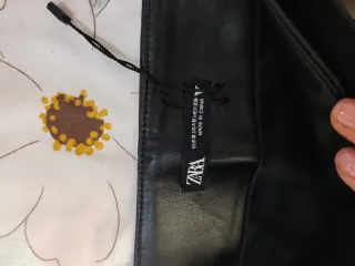 Falda Zara efecto piel con cinturón