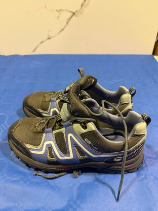 Zapatillas de montaña grises y azules