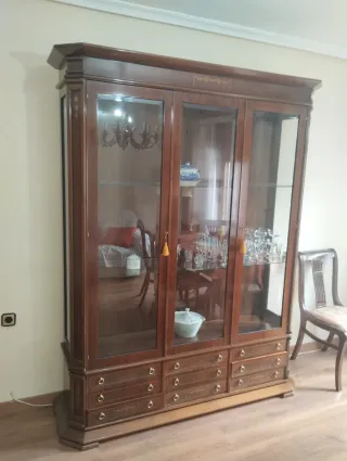 Vitrina clásica madera maciza y cristal
