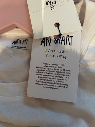 Camiseta TBI multicolor y blanca