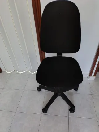 Silla de oficina negra