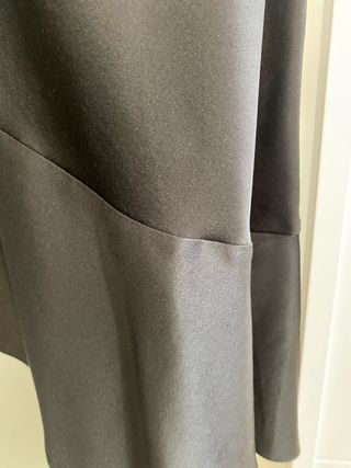 Vestido asimétrico de seda negro
