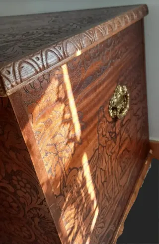 Arcón de madera tallada