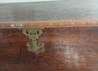 Arcón de madera tallada