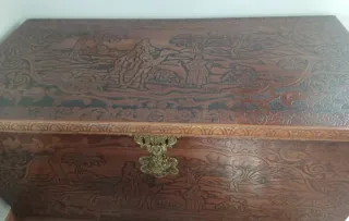 Arcón de madera tallada