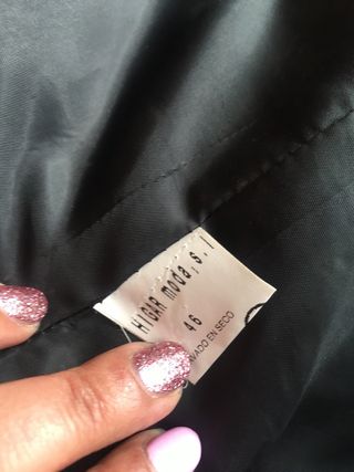 Elegante traje negro y plateado