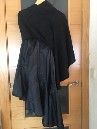 Elegante traje negro y plateado