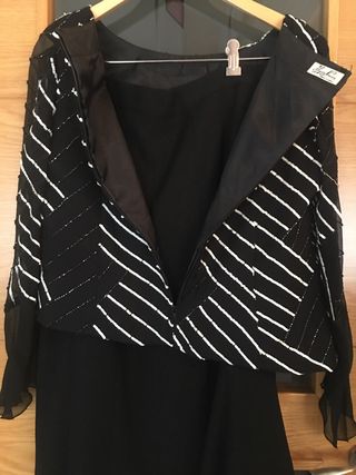 Elegante traje negro y plateado