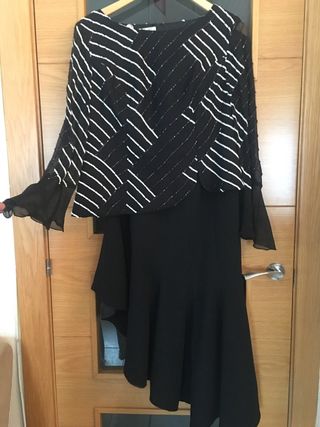 Elegante traje negro y plateado