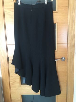Elegante traje negro y plateado