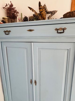 Mueble de madera maciza azul antiguo