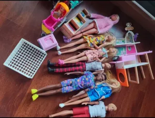 Lote Barbies y Ken con accesorios