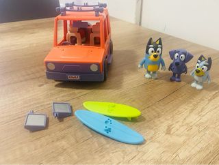 Coche Bluey 4x4 con figuras y tablas surf