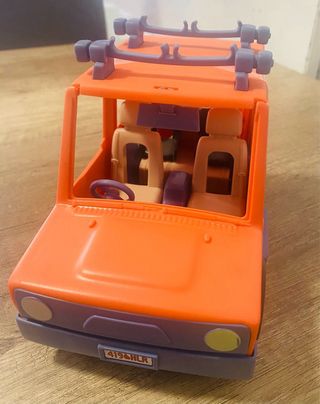 Coche Bluey 4x4 con figuras y tablas surf