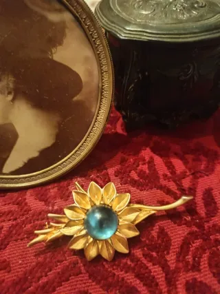 Broche antiguo flor azul dorado años 1920