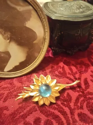 Broche antiguo flor azul dorado años 1920