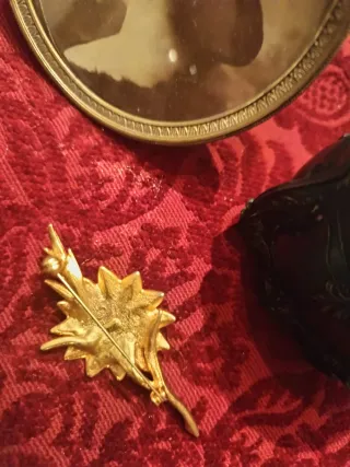 Broche antiguo flor azul dorado años 1920