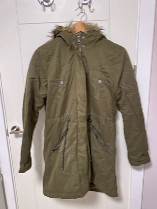 Chaquetón largo color caqui con capucha