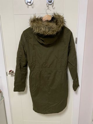 Chaquetón largo color caqui con capucha