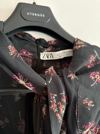 Top estampado floral Zara negro y rosa