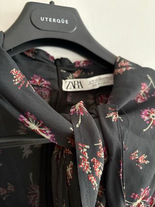 Top estampado floral Zara negro y rosa