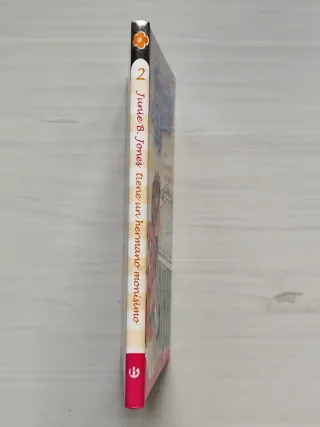 Junie B. Jones tiene un hermano monísimo (Spani...