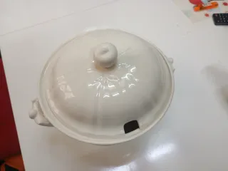 Sopera y salsera de cerámica blanca