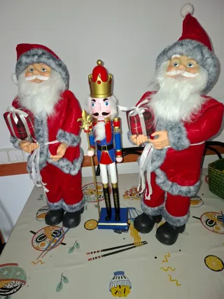 2 Papá Noel y 1 Cascanueces