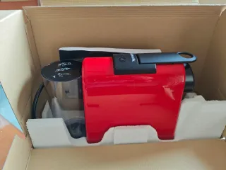 Cafetera Nespresso Essenza Mini Roja