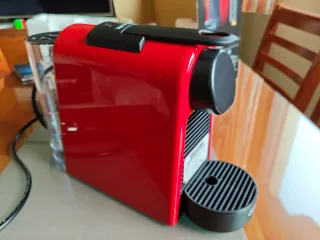 Cafetera Nespresso Essenza Mini Roja