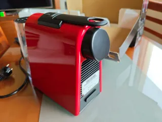 Cafetera Nespresso Essenza Mini Roja